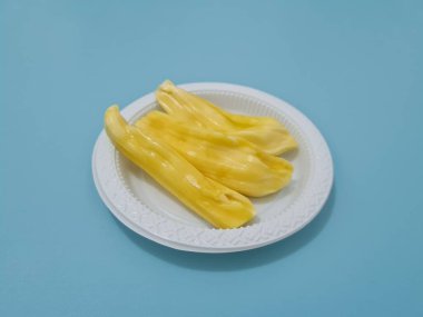 Kavanozda olgun sarı meyveler.