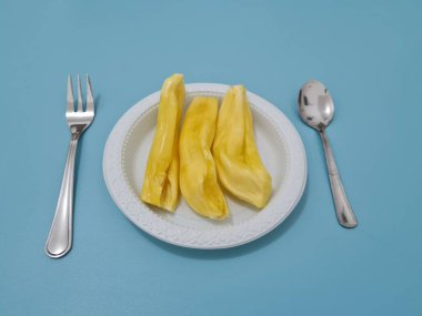 Kavanozda olgun sarı meyveler.