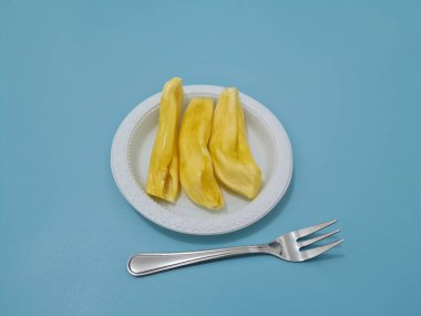 Kavanozda olgun sarı meyveler.