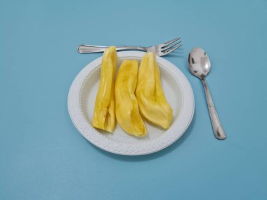 Kavanozda olgun sarı meyveler.