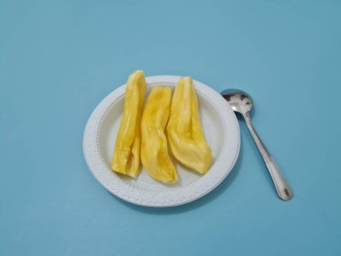 Kavanozda olgun sarı meyveler.