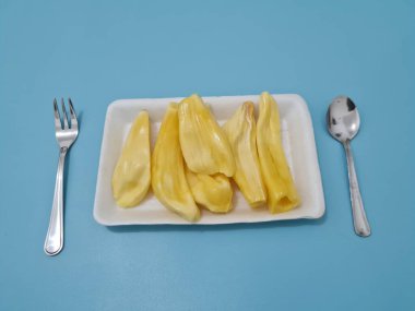 Kavanozda olgun sarı meyveler.