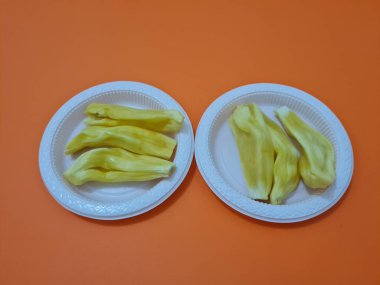 Kavanozda olgun sarı meyveler.