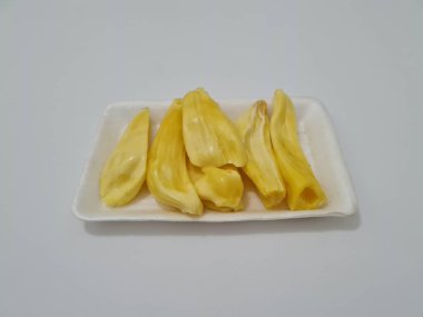 Kavanozda olgun sarı meyveler.