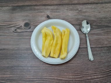 Kavanozda olgun sarı meyveler.