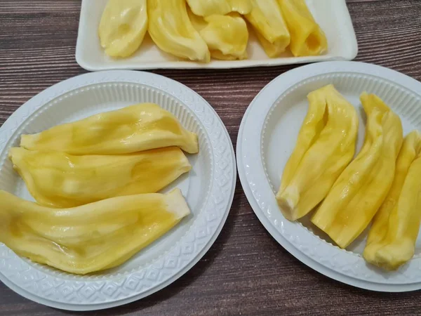 Potongan Buah Jackfruit Kuning Matang Dalam Wadah — Stok Foto