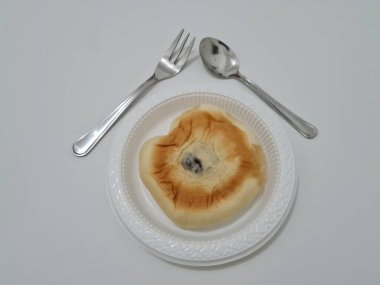 Un ve diğer malzemelerden yapılmış çikolatalı ekmek.