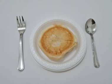 Un ve diğer malzemelerden yapılmış çikolatalı ekmek.