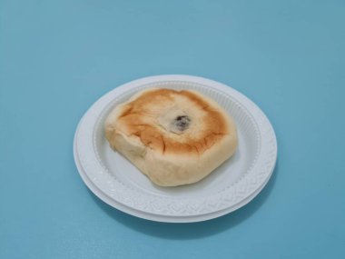 Un ve diğer malzemelerden yapılmış çikolatalı ekmek.