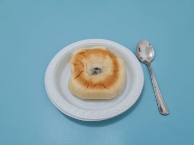 Un ve diğer malzemelerden yapılmış çikolatalı ekmek.