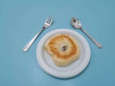 Un ve diğer malzemelerden yapılmış çikolatalı ekmek.