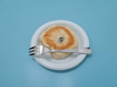 Un ve diğer malzemelerden yapılmış çikolatalı ekmek.