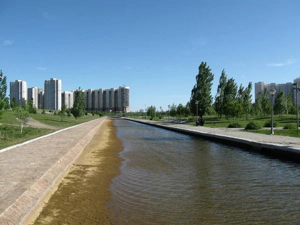 Canale Dell Acqua Parco Nella Capitale Del Kazakistan — Foto Stock