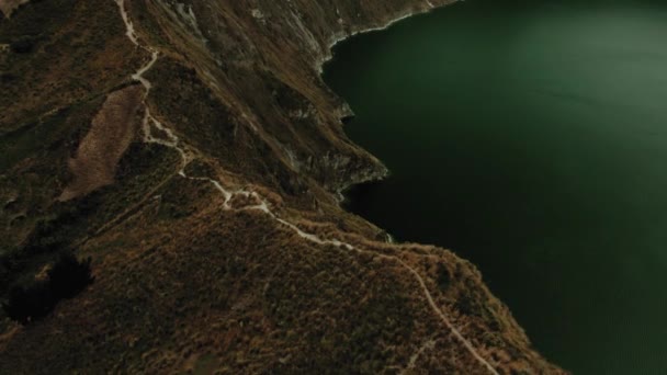 Dağın Yamacında Yeşil Göl Havasının Yanındaki Beyaz Toprak Patika — Stok video