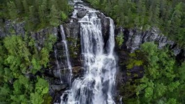 Güzel göl tatil köyü. Hava manzaralı. göl suyu doğa