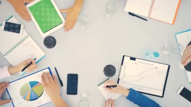 Zes Mensen Die Werken Met Documenten Tafel Tijd Verstrijkt Zicht — Stockvideo