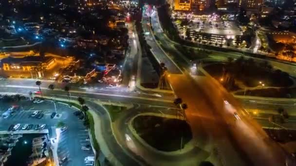 Hava Harekâtı Gece Bir Trafik Çemberinin Üstünde Trafik Işıklarının Şehir — Stok video