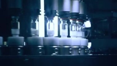 Tıbbi şişeleri imalat hattı ilaç Fabrikası'nda. İlaç şişeleri kalite kontrolü. Uyuşturucu otomatik üretim hattı. Eczane Fabrikası'nda ilaç üretim satırındaki ampul