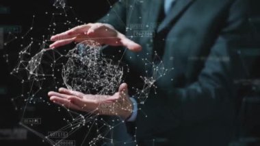 Takım elbiseli bir işadamı, holografi ve artırılmış gerçekliği kullanarak üç boyutlu grafiksel mali ekonomiyi siyah arka planda görüyor. Kapsamlı teknoloji, iş dünyası, ekonomi, fütüristik