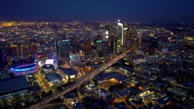 Havadan görünümü bir Downtown Los Angeles sadece 4 k güneş battıktan sonra