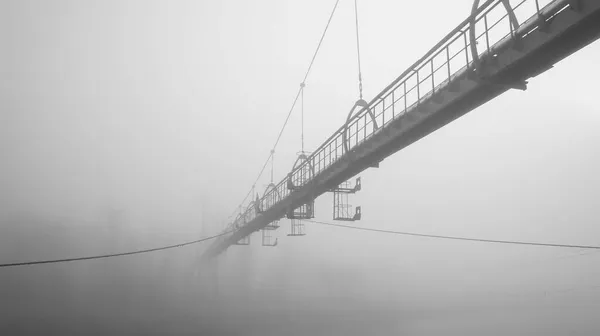 Ködös Híd Folyó Felett — Stock Fotó