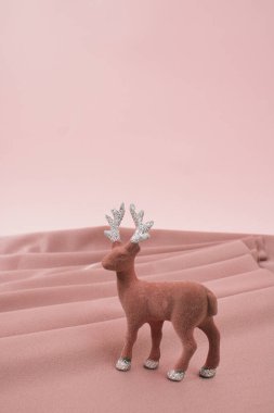 Noel ve Çin 'in yeni yıl sahnesinde ipek arka plandaki ren geyikleri kışın ışıldıyor. Kopya alanı olan Xmas dekorasyonu. En az renkli.