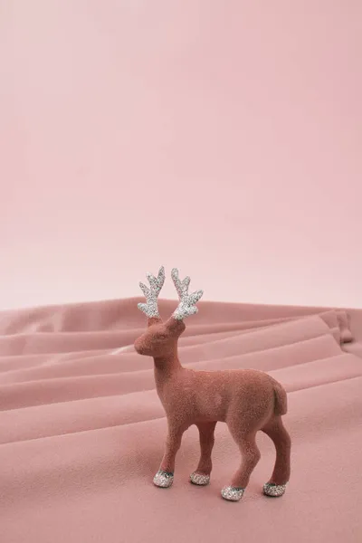 圣诞节和农历新年场景驯鹿在丝绸背景下 冬天的阴霾闪烁着光芒 圣诞装饰与复制空间 最低色度 — 图库照片