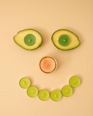 Noel sahnesi, kar içinde yaratıcı hediye kutusu pembe tabakta eller ve ışık arka planı. Yeni yıl ve fotokopi alanı ile xmas dekorasyonu. En az renkli 