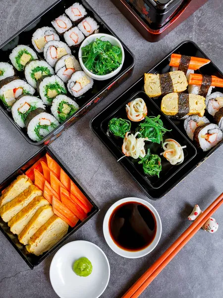 搭配酱油和芥末 搭配各式寿司 番茄酱 蜡条寿司和乳木果 美味的日本食物 顶部视图 — 图库照片