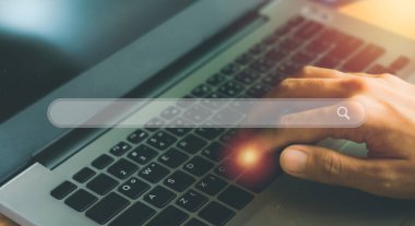 Arama motoru tarayıcı konsepti. İş arama, e-öğrenme, alışveriş ve evde internet üzerinden çalışma.. 