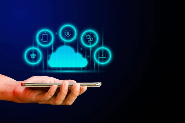云计算技术数据存储的概念 手持智能手机或带有云和虚拟图标及业务 深蓝色背景的创新的手机 — 图库照片