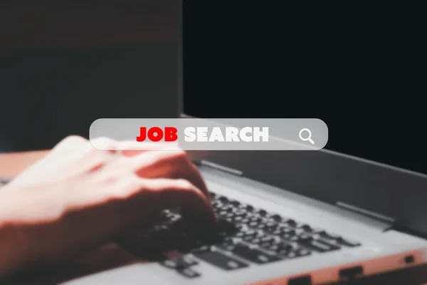 求职概念 在网上找工作 搜索框找到了手感模糊 背景模糊的工作 — 图库照片