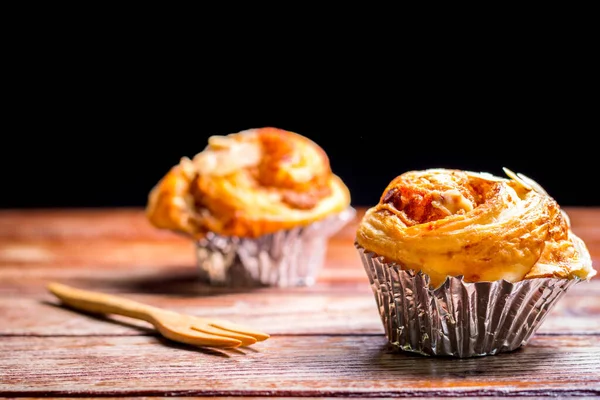 Lezzetli Yapımı Badem Folyo Kabında Danimarka Ekmeği Mutfağındaki Ahşap Masada — Stok fotoğraf