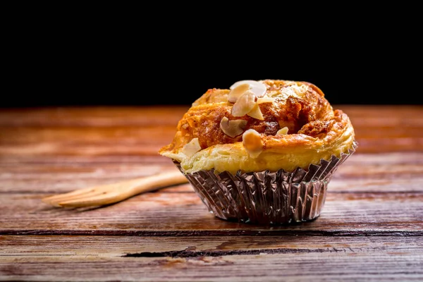 Lezzetli Yapımı Badem Folyo Kabında Danimarka Ekmeği Mutfağındaki Ahşap Masada — Stok fotoğraf