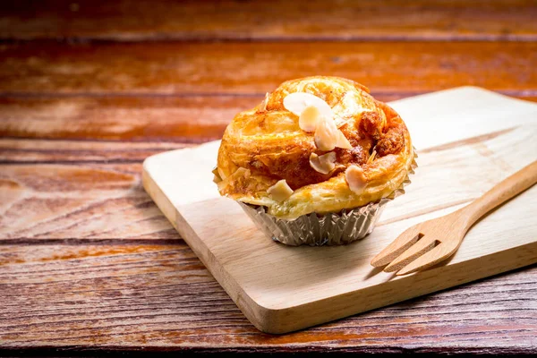 Delicioso Pan Danés Almendras Casero Una Taza Papel Aluminio Sobre — Foto de Stock