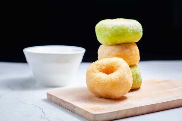 Donut Vainilla Pandan Sobre Tabla Cortar Madera Con Taza Leche — Foto de Stock
