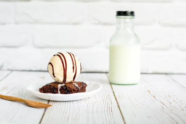 Trozo Pastel Brownie Plato Pequeño Blanco Con Botella Leche Fresca —  Fotos de Stock