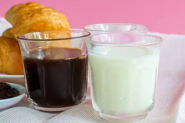 Croissant Serviti Con Bicchiere Latte Fresco Caffè Fondo Rosa Concetto — Foto Stock