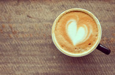 Üst manzara, sıcak kahve, sütlü latte, siyah seramik bardak, ahşap masa, kahve dükkanı, klasik ton, metin için yer kopyalama. Kafeterya konseptiyle rahatlama zamanı.