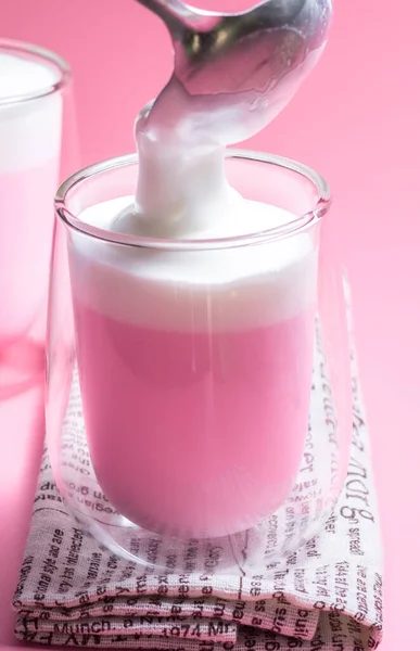 Concetto Bevanda Estiva Versare Latte Schiuma Sul Latte Rosa Fragola — Foto Stock