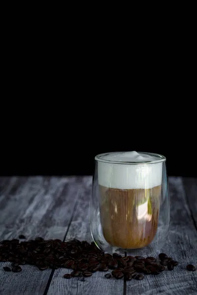 Kaffeezeit Und Erfrischungsgetränk Transparentes Glas Kaffee Mit Milchschaum Und Gerösteten — Stockfoto