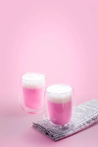 Concept Boisson Estivale Lait Rose Fraise Avec Mousse Lait Verre — Photo