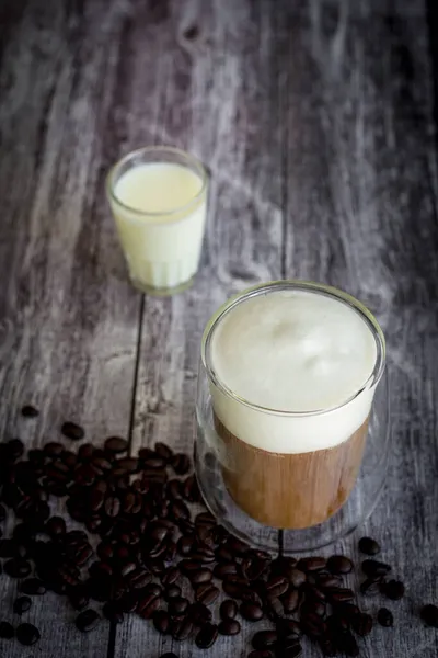 Tempo Caffè Concetto Ristoro Bicchiere Trasparente Caffè Con Schiuma Latte — Foto Stock