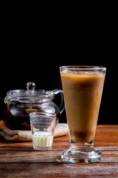Iced Milk Tea Tall Glass Solf Focus Transparent Teapot Hot — Stock Photo, Image