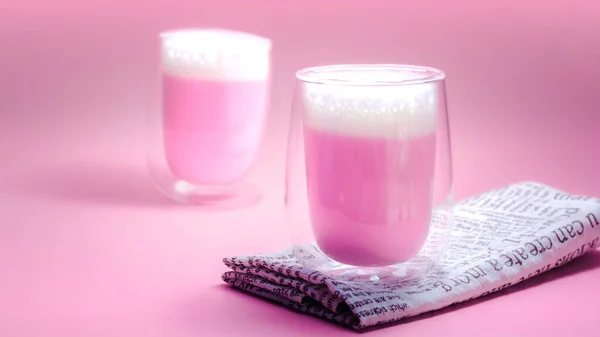 Conceito Bebida Verão Leite Rosa Morango Com Leite Espuma Vidro — Fotografia de Stock