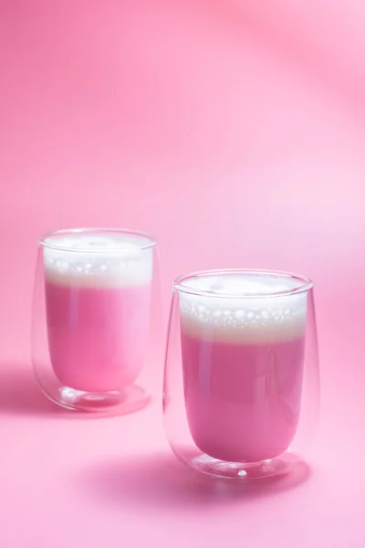 Concepto Bebida Verano Leche Rosa Fresa Con Leche Espumosa Vidrio —  Fotos de Stock