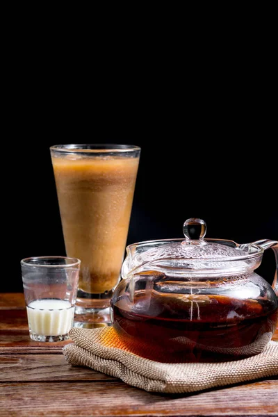 Tetera Transparente Con Caliente Sobre Tela Marrón Con Vaso Leche —  Fotos de Stock