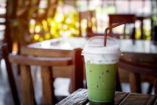 Verde Helado Latte Matcha Con Espuma Leche Una Taza Plástico —  Fotos de Stock