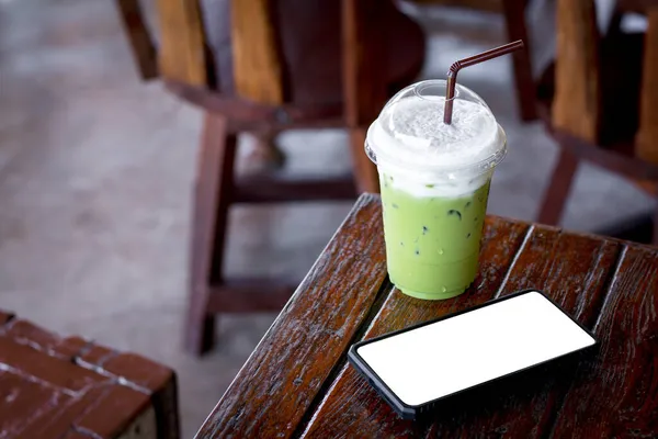 Verde Helado Latte Matcha Con Espuma Leche Una Taza Plástico —  Fotos de Stock