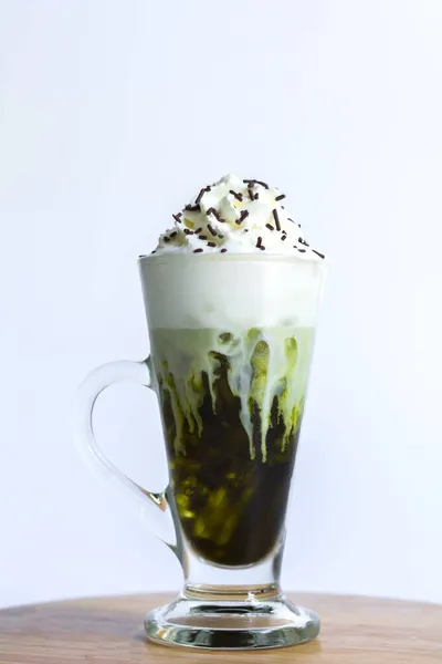 Verde Helado Latte Matcha Con Espuma Leche Crema Batida Vaso —  Fotos de Stock